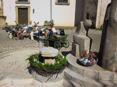 Der Dorfbrunnen - Bewachte Kunstwerke 